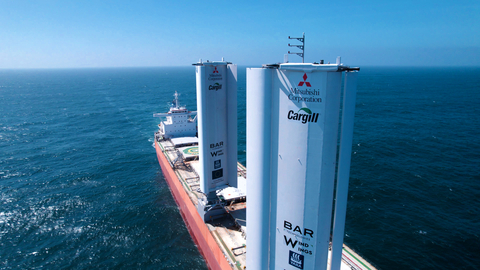 Mitsubishi Corporation租給Cargill的Pyxis Ocean是首艘加裝兩個WindWings的船舶。WindWings是一種大型風帆，高達37.5公尺，可安裝在貨船甲板上，以幫助降低CO2排放量和能耗。(圖片：美國商業資訊)